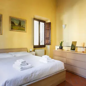 Cozy Classic Italian House Near Santa Croce, On The Lungarno Florence